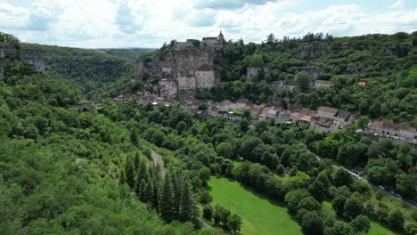 Drone-De-ángulo-Bajo,-Antena-Rocamadour-Francia-Pequeño-Pueblo-En-Lo-Alto-De-Un-Acantilado