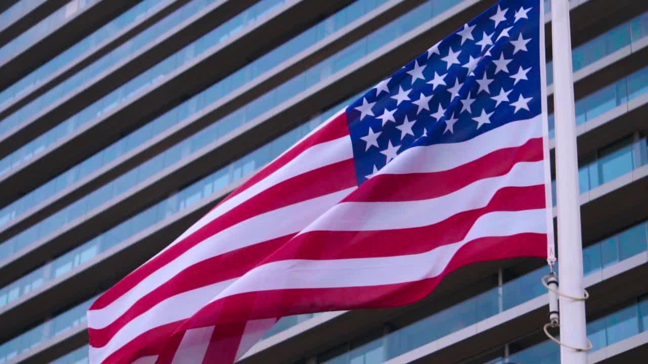 La bandiera americana che soffia nel vento