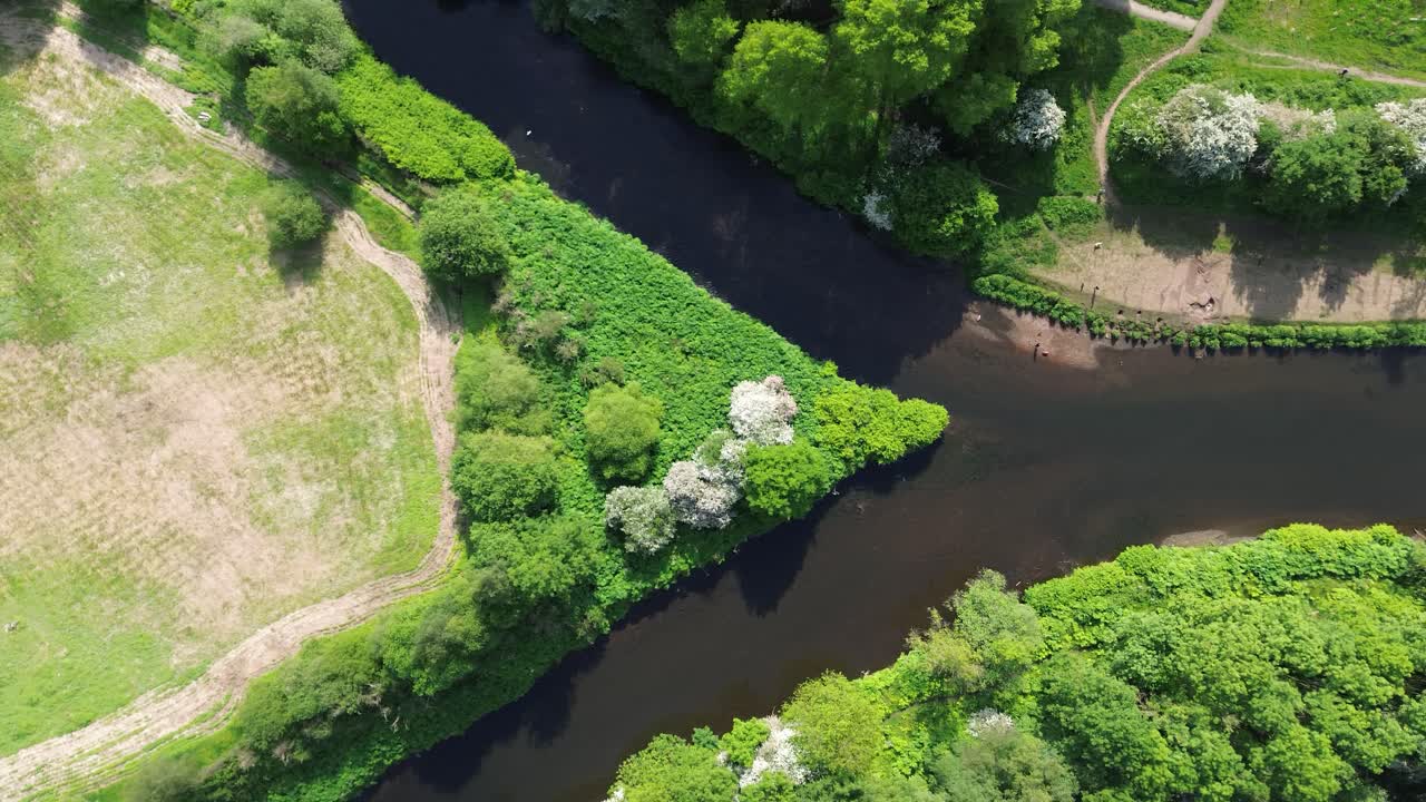 공중 뷰는 경로  ⁇ 레마 분할 및 화살표를 보여줍니다