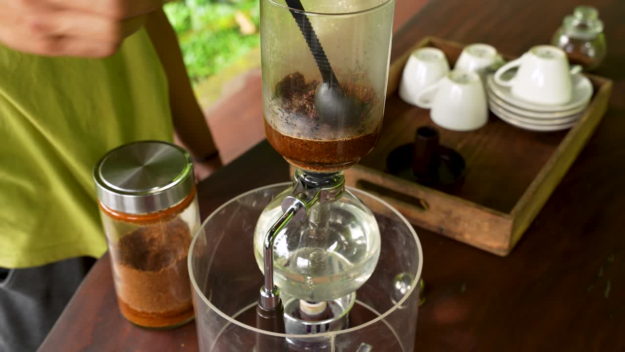 Brygga kaffe med siphonbryggare i naturlig utomhusmiljö