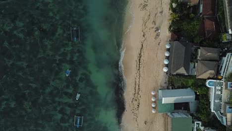 hermosas imágenes de drones de bingin beach y cliff en bali