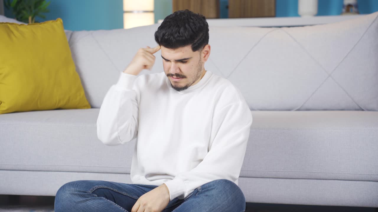 깊은 생각에 빠진 젊은이. 긴급한 해결책을 찾고.