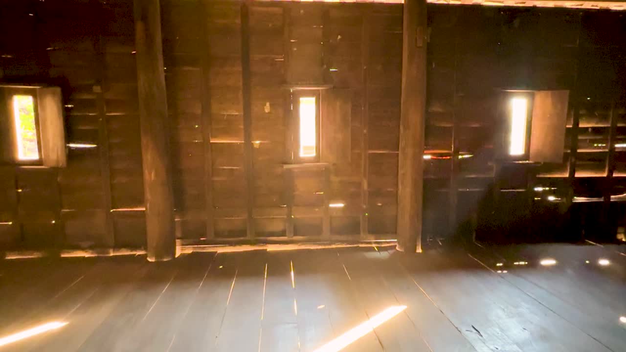 filtros de luz solar a través de pizarras de madera dentro de la casa