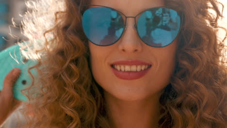 una mujer con el cabello rizado sonriendo.