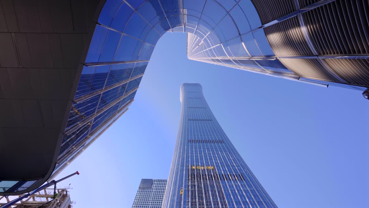 도시 의 초고층 건물 들 을 바라보고 있다