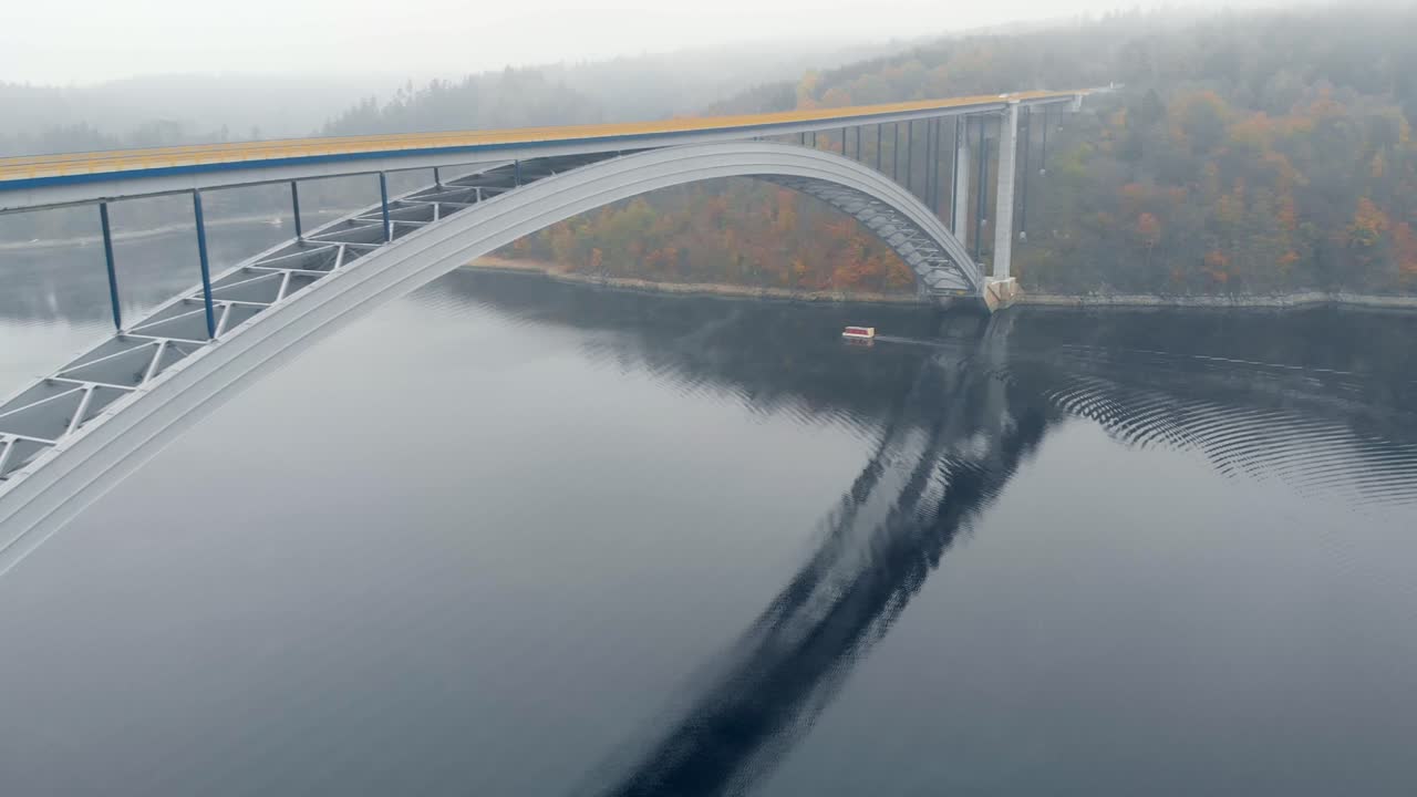 겨울 아침에 배가 다리 아래를 지나간다