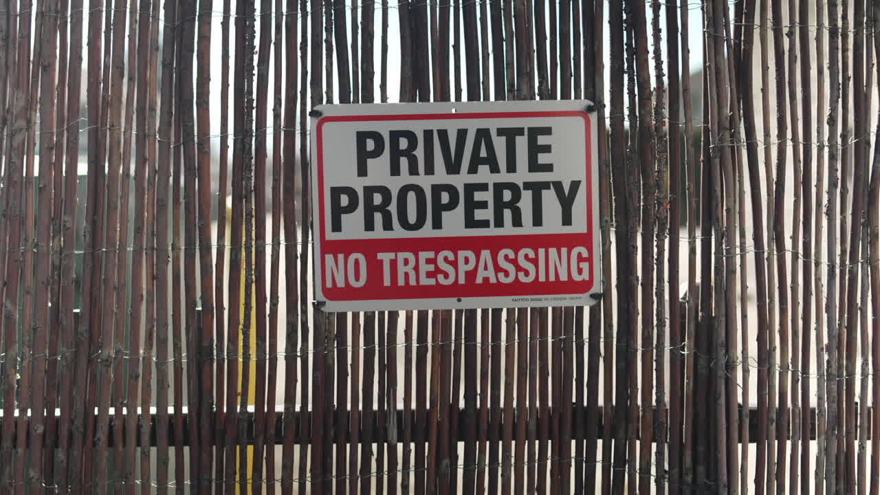 나무 울타리에 사유 재산 표시