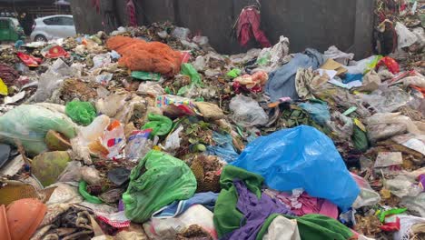 vertedero de la ciudad con vertedero de contenedores llenos de basura