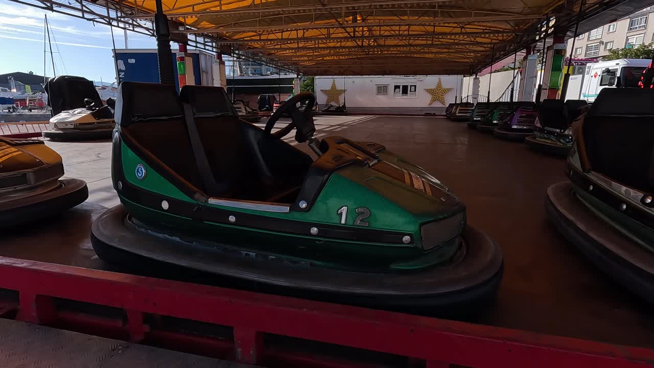 박람회가 끝나고 축제가 끝난 후 작은 전기 충격 자동차가 꺼진 무대, 뒤로 여행하는, 클로즈업