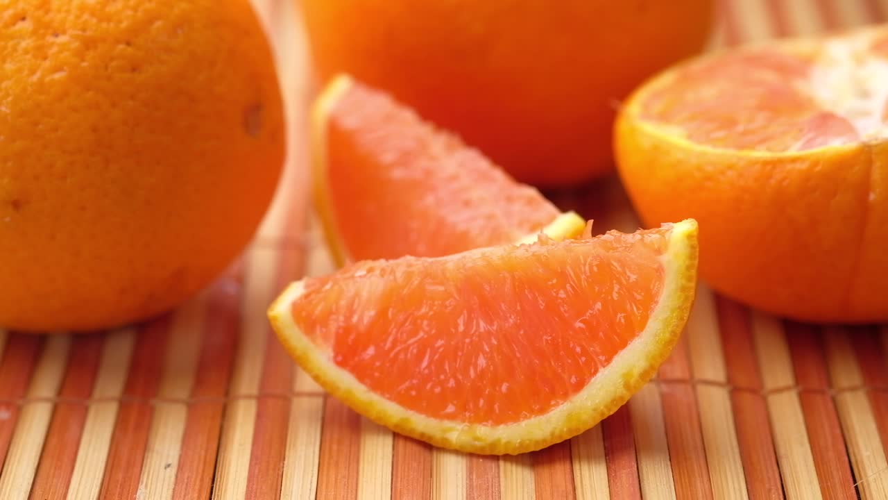 primer plano de naranjas de sangre cortadas en una alfombra de bambú