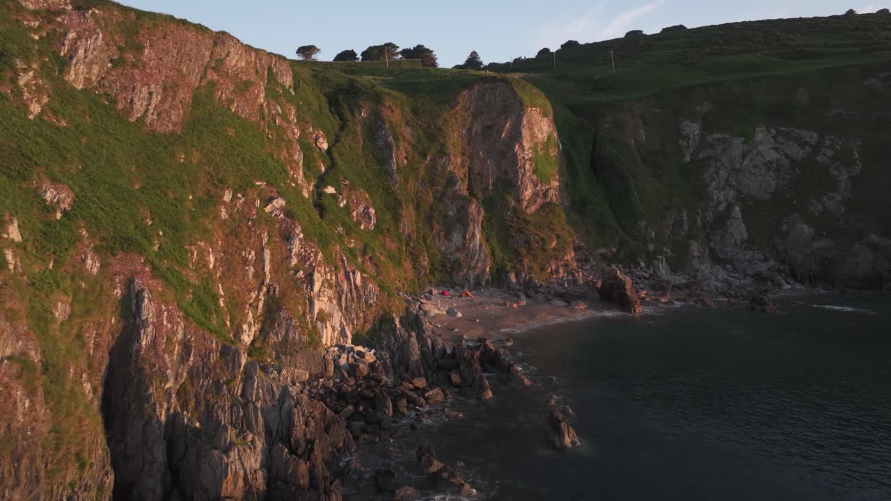 amanecer en una pequeña playa escondida en