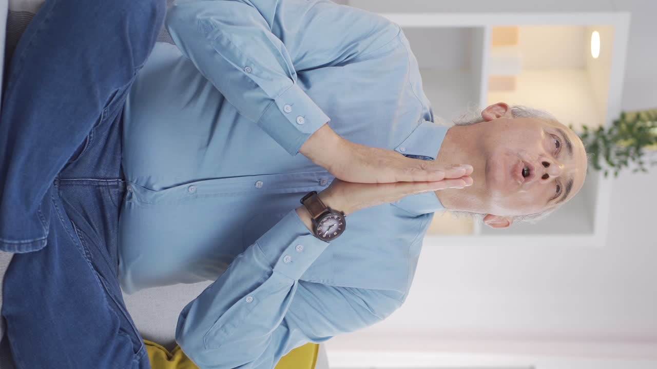 vídeo vertical del anciano en meditación.