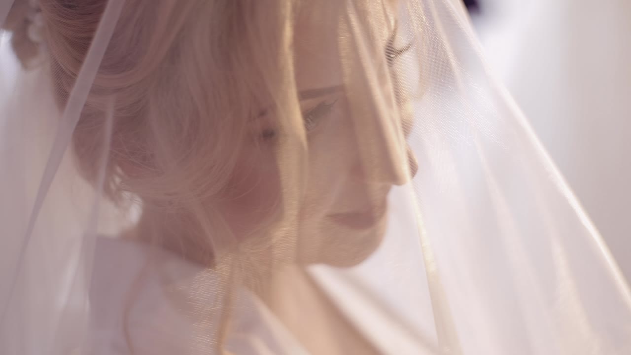 Sposa bella e adorabile. Donna graziosa e ben curata. Rallentatore.