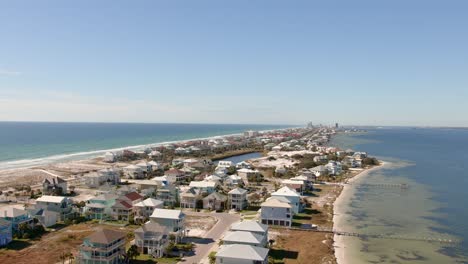 Houses-in-Gulf-Breeze,-Florida-on-a-sunny-day-1