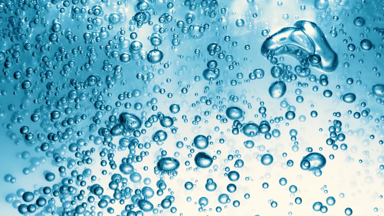 파란 물에 많은 물 거품이 가 ⁇ 게, 느린 움직임의 거품과 함께 추상적인 물 파동.