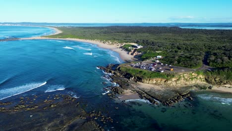 Landschaftsansicht-Von-Soldaten-Strand-Parkplatz-Und-Surf-Clubhaus-Felsigen-Landzunge-Klippe-Hügel-Ozean-Wellen-Küsten-Ländlichen-Stadt-Vororte-Der-Central-Coast-Australien-Reise-Urlaub