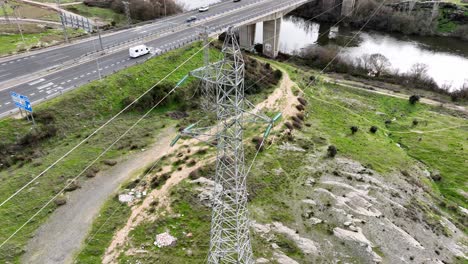 líneas aéreas junto a un río y una carretera, vista aérea