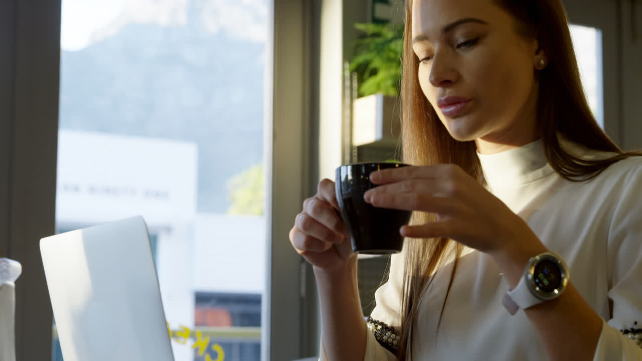 카페 4k에서 커피를 마시는 임원