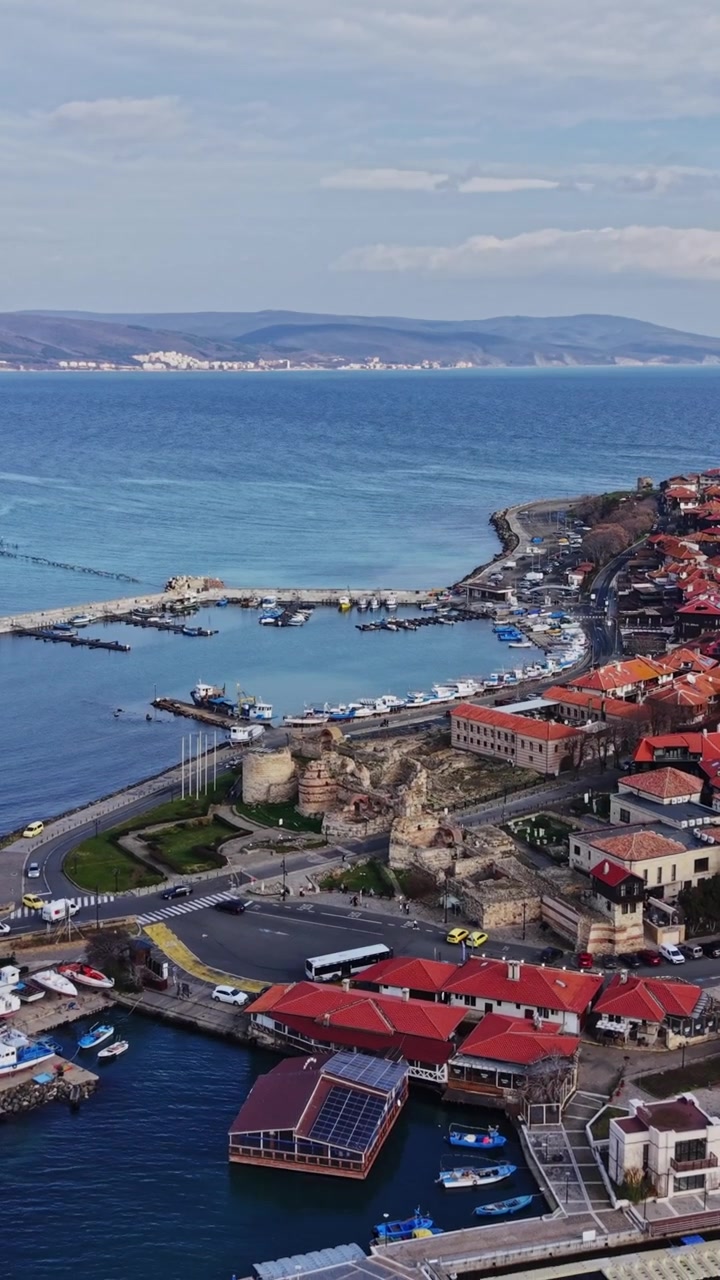 Vedute del lungomare e della città vecchia di Nesebar durante le ore diurne