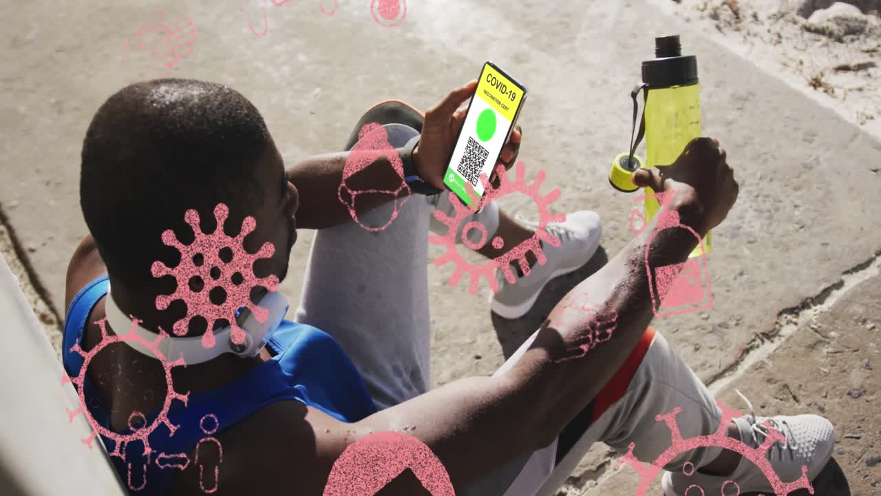 animación de un hombre que sostiene un teléfono inteligente con pasaporte de vacunación contra la covid-19 sobre iconos de coronavirus