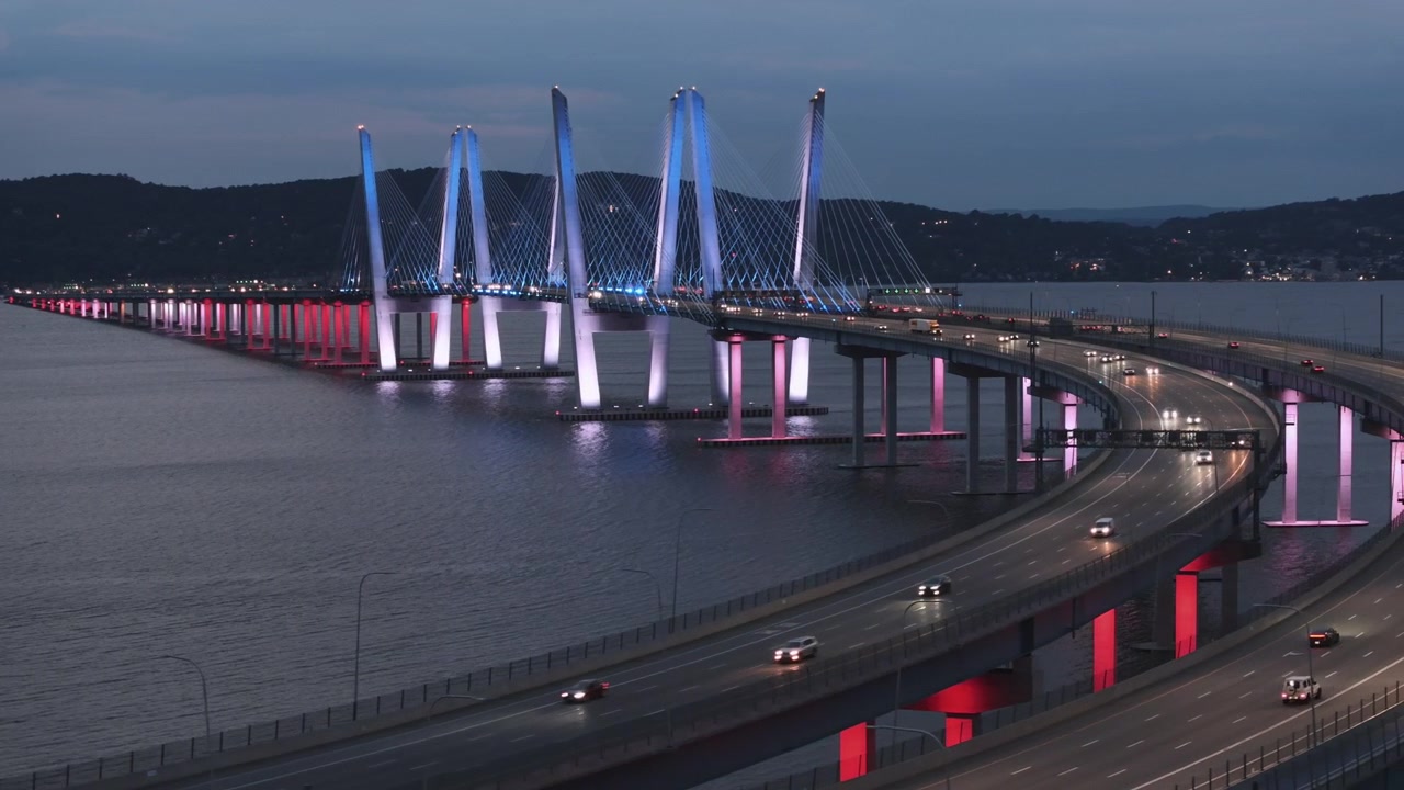 Veduta aerea del ponte Tappan Zee di notte. Scattata al tramonto a Tarrytown.