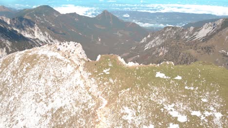 Gente-Escalando-En-Los-Alpes-Eslovenos-Parcialmente-Cubiertos-De-Nieve-Durante-La-Pandemia-Del-Coronavirus---Stol-Pico-La-Montaña-Más-Alta-De-Los-Karawanks-Entre-Eslovenia-Y-Austria