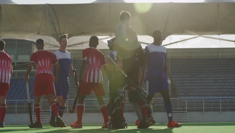 Jugadores-De-Hockey-Saludando-Al-Equipo-Rival-Antes-De-Un-Partido