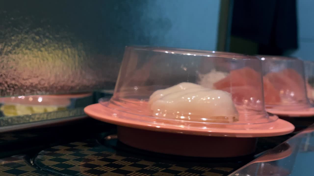 4k, 일본 레스토랑에서 수시 이동 컨베이어 벨트.