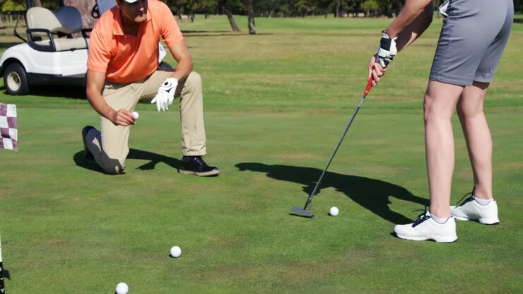 Giocatori di golf che giocano a golf