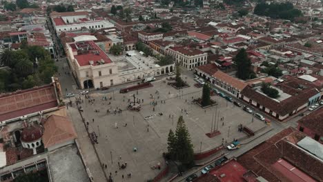 personas en la plaza de la catedral de san cristóbal mártir en san cristóbal de las casas, chiapas, méxico