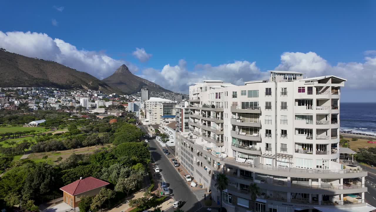 Vista aerea degli appartamenti di Mouille Point con la montagna Lion's Head, Città del Capo, Sudafrica.