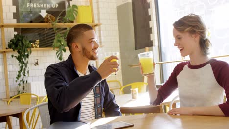 ejecutivos tomando jugo en la cafetería 4k