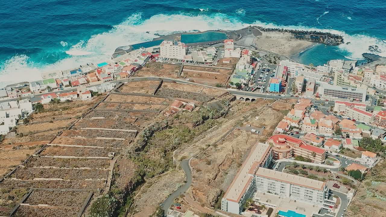 Vista della costa e del territorio a Tenerife, Spagna, in una giornata di sole
