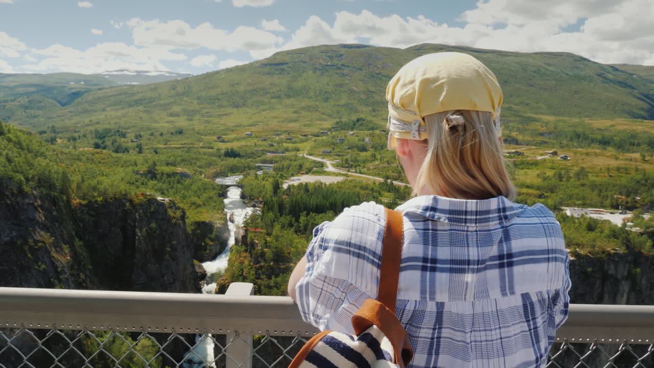 una mujer mira la majestuosa cascada de woringsfossen en noruega impresionante belleza escandinava
