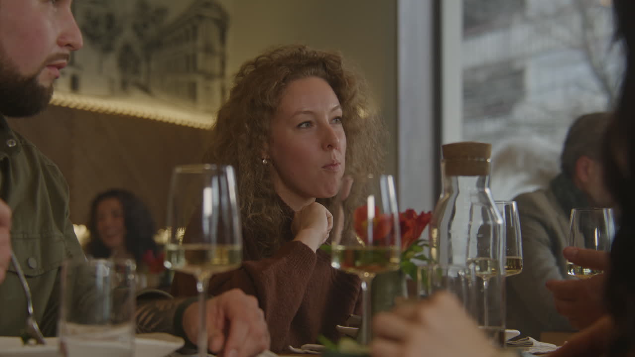 la escena de la cena en el restaurante