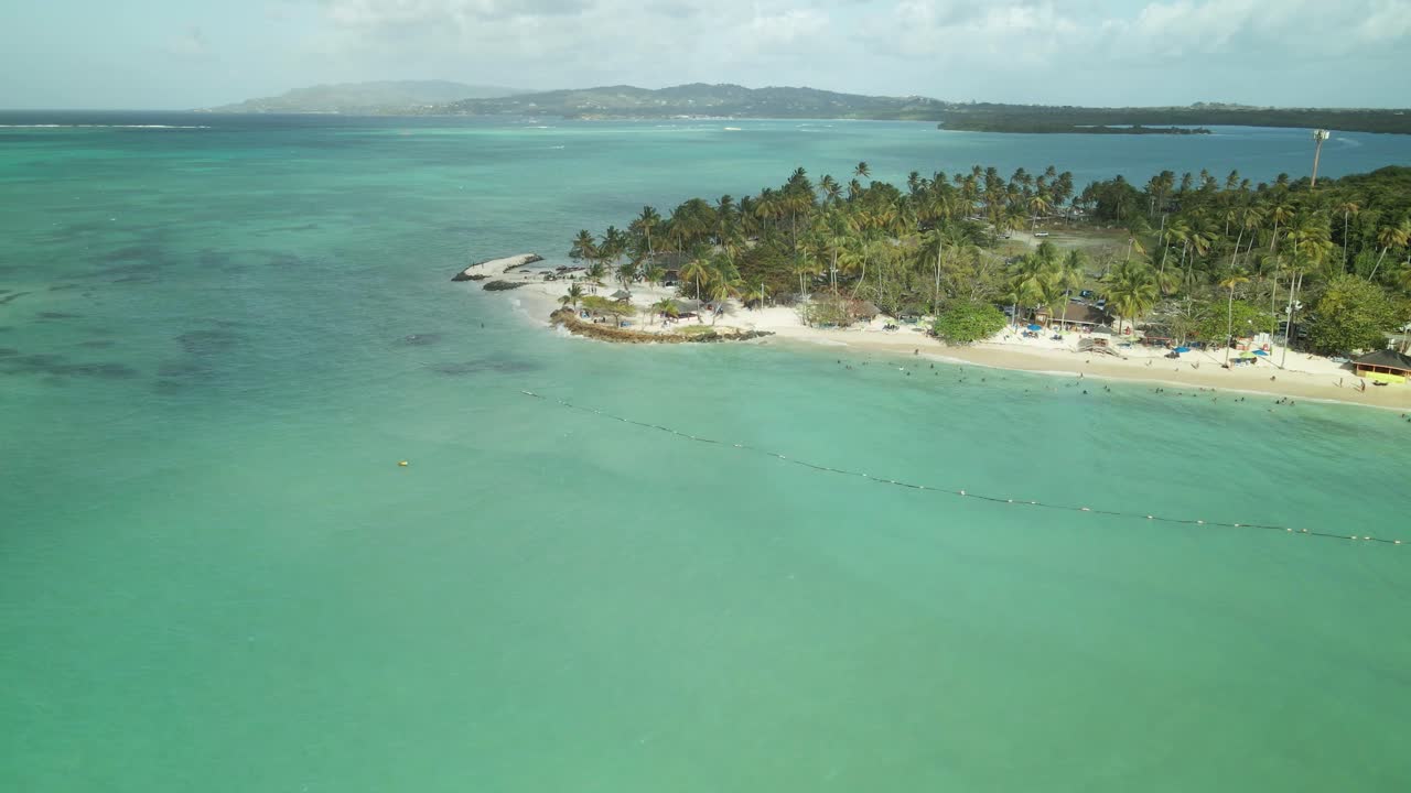 Vista aerea del Pigeon Point Heritage Park, una riserva naturale sulla costa sud-occidentale dell'isola tropicale di Tobago