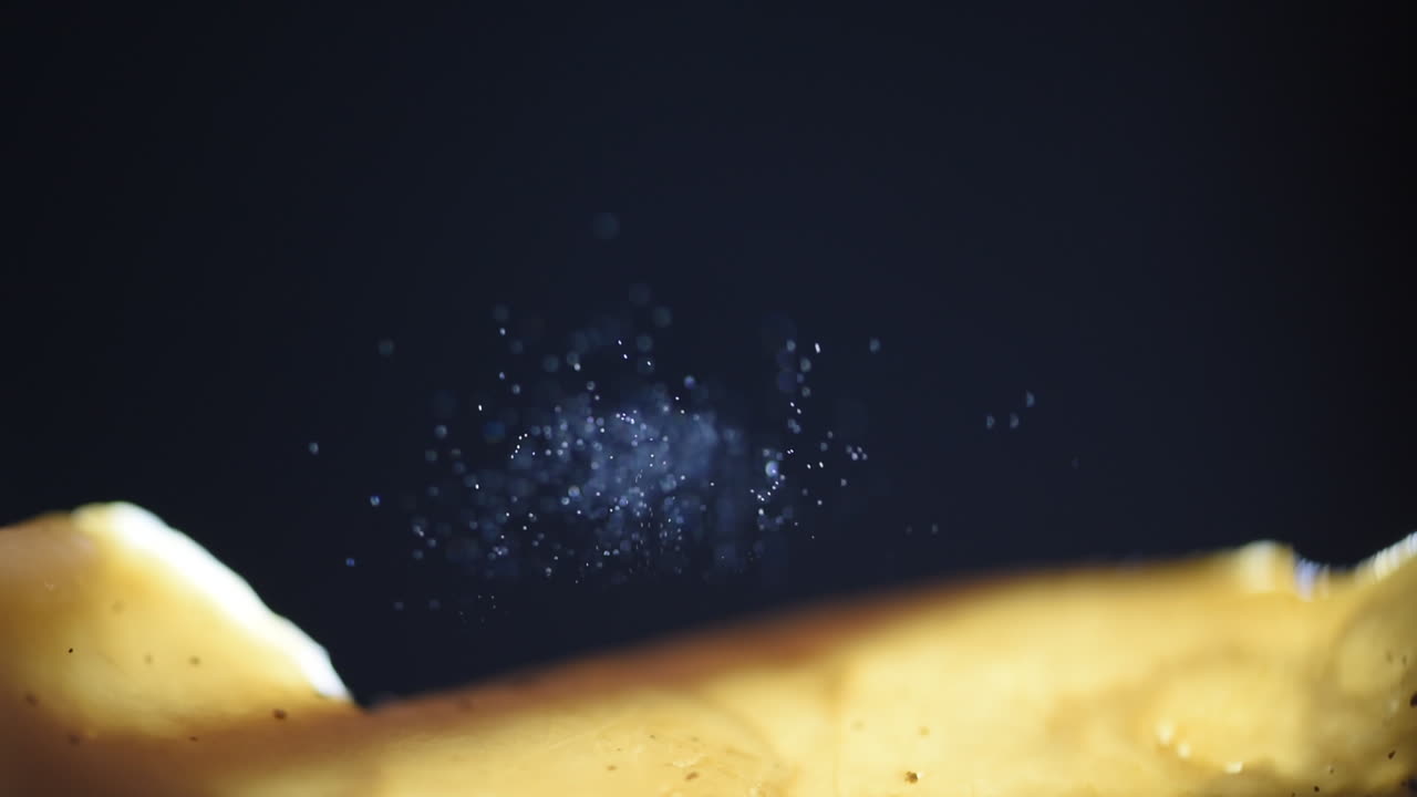 오렌지 컵 곰팡이에서 비가 내리는 포자의 아름다운 세부 사항 - peziza spp