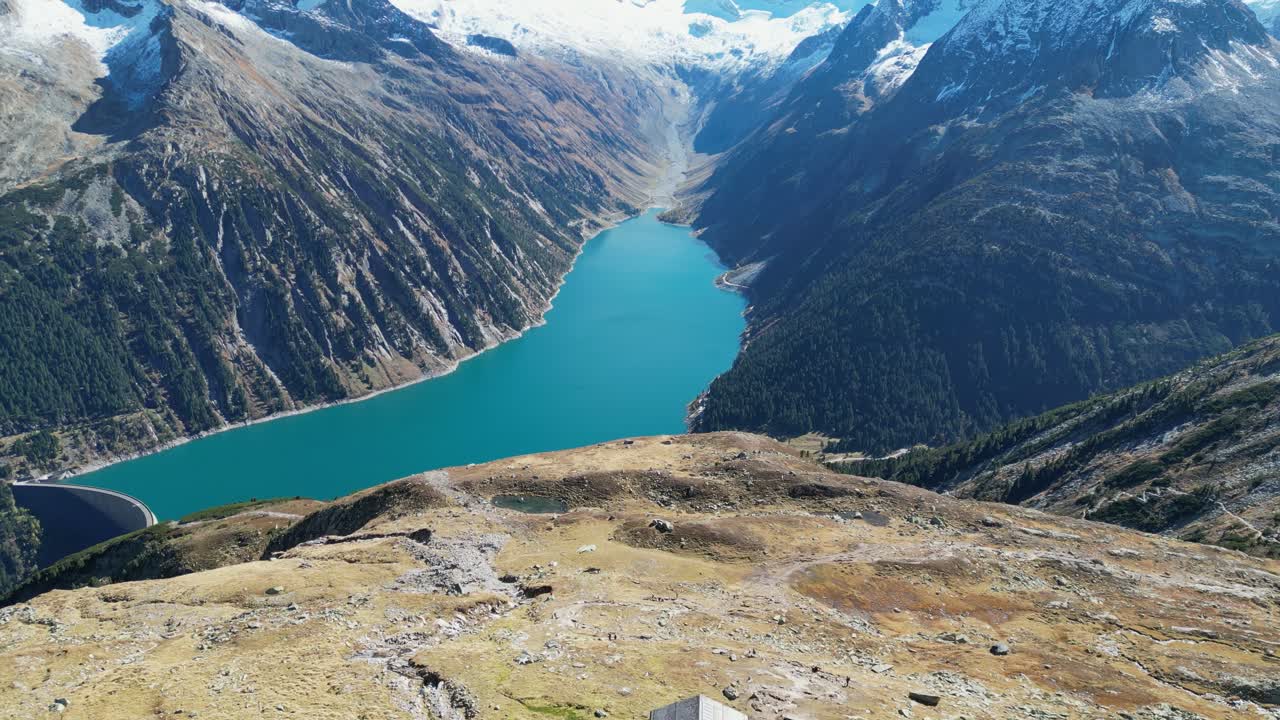 Rifugio Olpererhütte e lago di montagna Schlegeis nelle Alpi della Zillertal, Austria - Rivelazione aerea in 4K