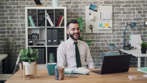 hombre de negocios feliz trabajando en una computadora portátil
