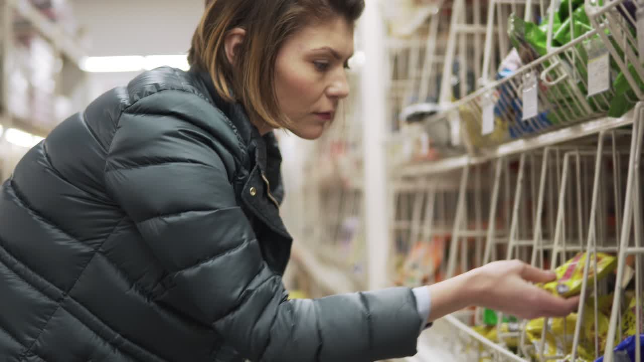 mujer joven comprando en una tienda de comestibles eligiendo productos