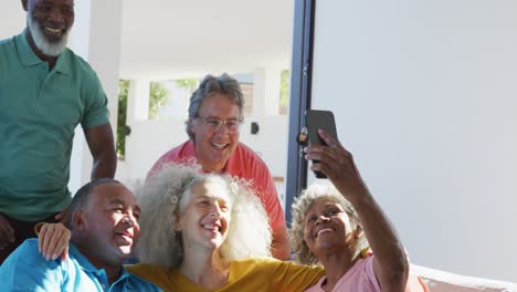 personas mayores felices y diversas tomando selfies en el hogar de ancianos