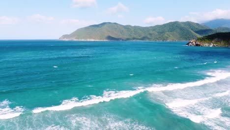 Gleiten-über-Türkisfarbenes-Wasser-Und-Goldene-Sandstrände-Im-Tayrona-Nationalpark,-Kolumbien