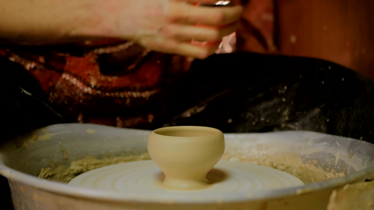 작업실, 스튜디오에서 일하는 전문 남성 도자기