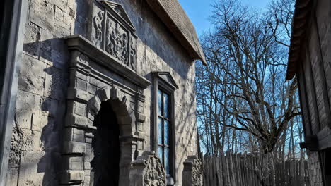 Antiguo-Edificio-Medieval-Con-Fachada-De-Piedra-En-El-Cementerio-Aterradores-árboles-Espeluznantes-Espeluznantes