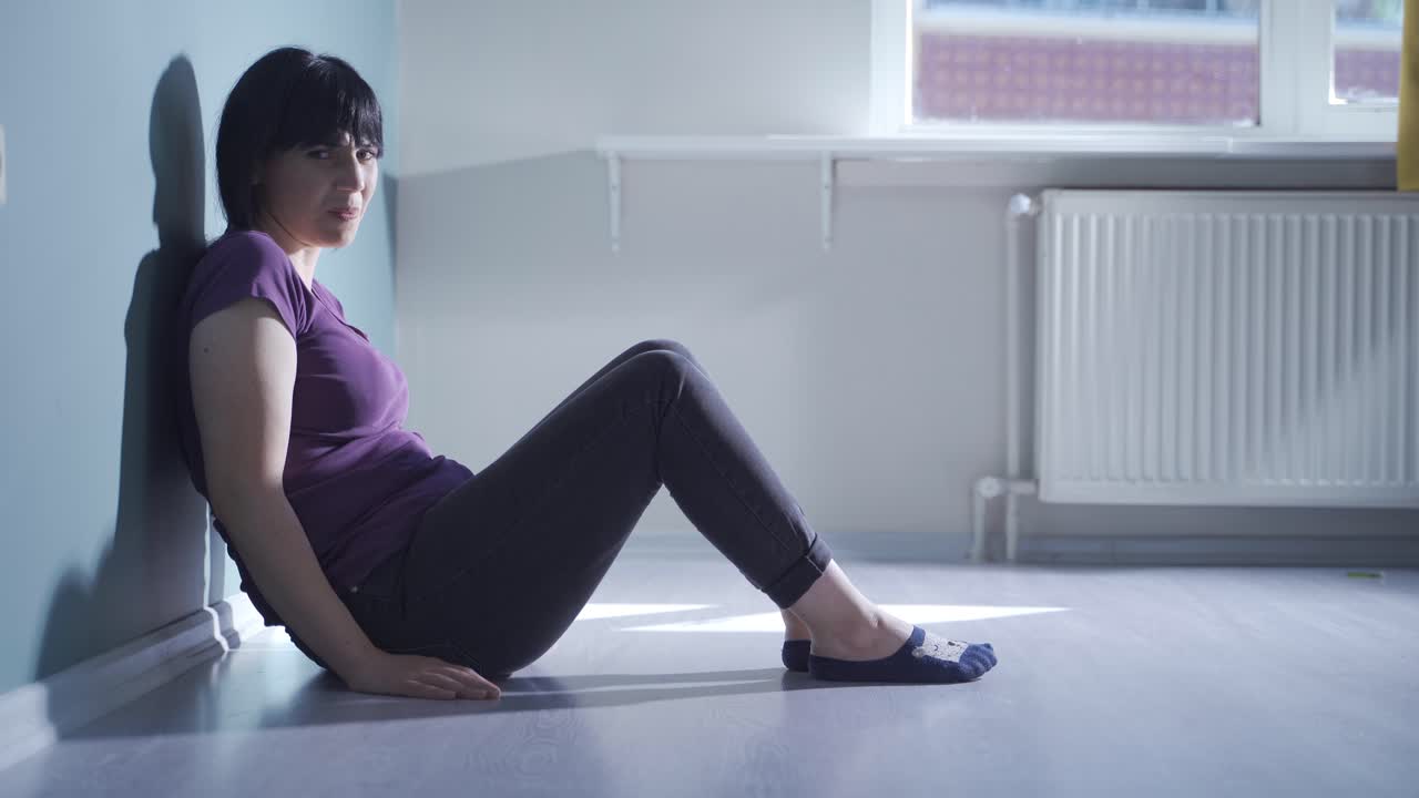 겁쟁이 눈으로 카메라를 쳐다보는 여자.