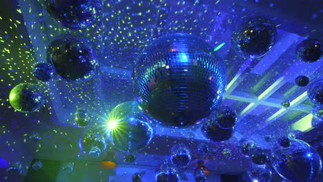 Viele-Discokugeln-Glitzerten-Mit-Lichtern