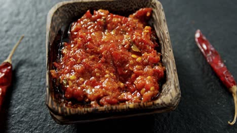 salsa de pimienta en un tazón con chile rojo 4k