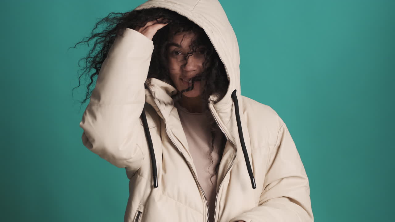 파란색 배경에 아프리카계 미국인 귀여운 여자.