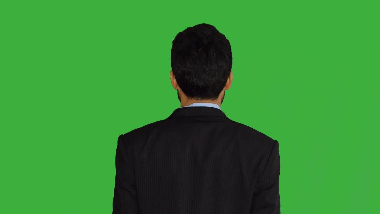 녹색 스크린 배경에서 고립된 젊은 아시아인: 비즈니스 전략 아이디어를 대표하는 사업가의 초상화.