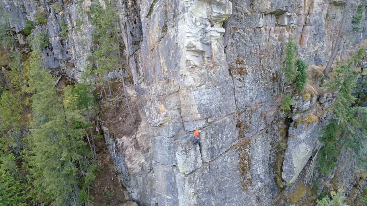 escalador escalando la montaña rocosa 4k